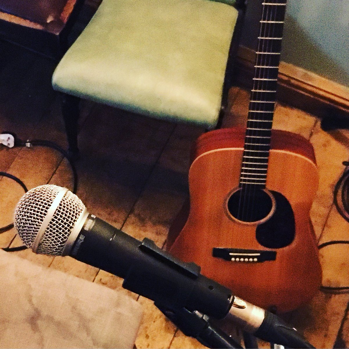 Starting at 8pm! 🎵🎙🎸