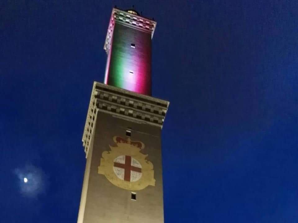 RegLiguria's tweet photo. Stasera la Lanterna è illuminata con il tricolore per dare forza e coraggio a tutta Italia!🇮🇹🏴󠁧󠁢󠁥󠁮󠁧󠁿 https://t.co/gir9QLwzZD