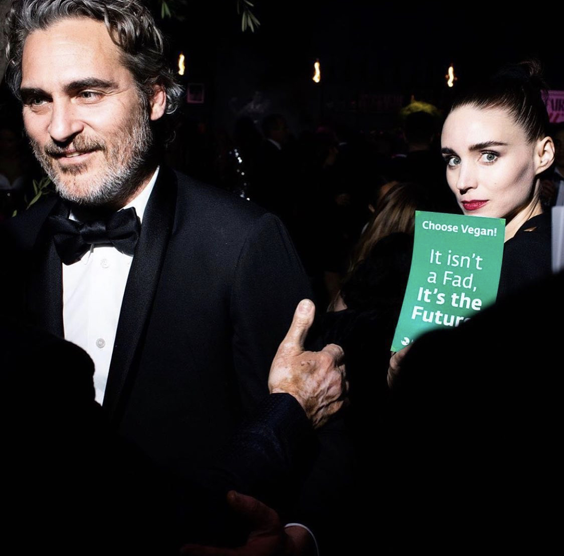 PlantPureNation's tweet photo. #ThrowbackThursday to the night of the Oscar's with #JoaquinPhoenix and #RooneyMara at the #VanityFair after party holding a @FarmSanctuary sign, "Choose vegan, it isn't a fad it's the future!" ✊ 🌱 #GoPlantPure https://t.co/zURKsAQMGz
