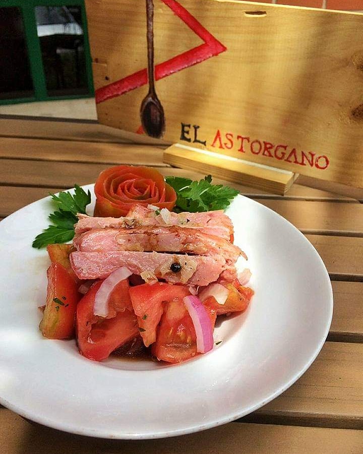 ElAstorgano_'s tweet photo. Un buen #tomate aliñado a nuestro estilo, cebolla morada y #ventresca elaborada en casa. Lo sencillo siempre triunfa, por eso es nuestra tapa de la carta en oferta esta semana. https://t.co/qnC2HoTPpT