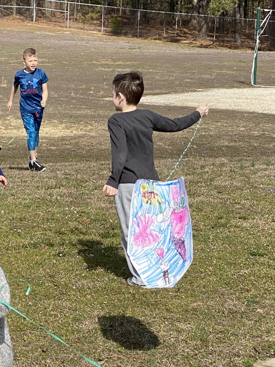 Seusserrific's tweet photo. More kite flying fun in first grade!  @Seusserrific @obgSTARS  #oneCCPS #gatespride https://t.co/okd9qq8BnC