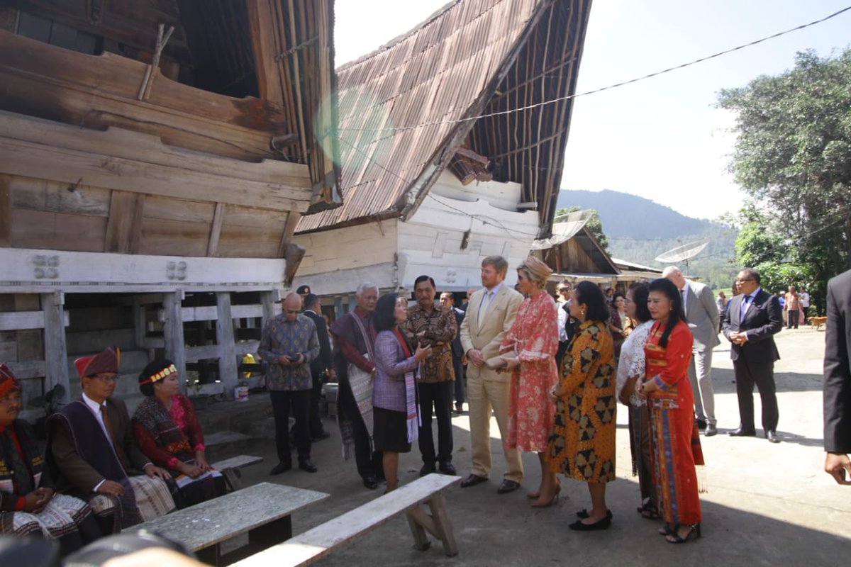 nvrl_dl's tweet photo. Setelah puas menikmati keindahan Danau Toba dari Bukit Singgolom, Kabupaten Toba, Raja Belanda Willem Alexander dan Ratu Maxima Zorreguieta Cerruti melanjutkan perjalanan ke Dusun Siambat Dalan,

@Kemenparekraf
@otorita.danautoba @GenpiSumut_#GenPI #GenPISumut #YokKeSumut https://t.co/mvlhpniTiL