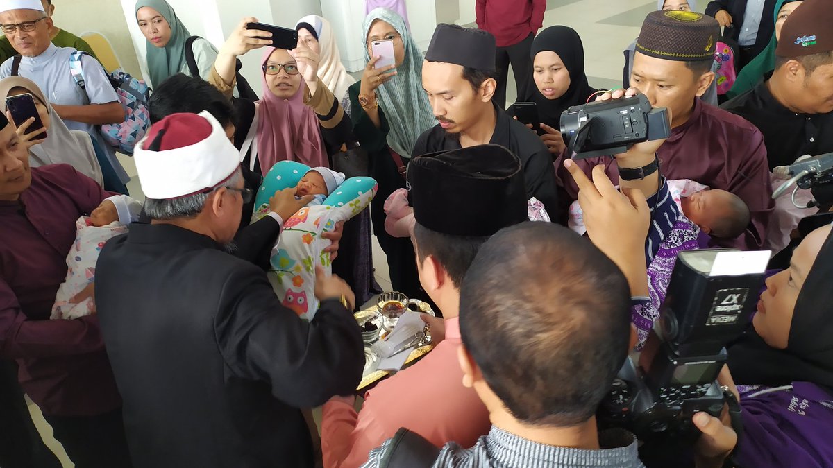 drzul_albakri's tweet photo. Majlis Tahnik pagi ini dihadiri di Masjid Tuanku Mizan Zainal Abidin. 

Tidak ada bersalaman, tempoh masa yang ringkas dan semuanya perlu mengenakan hand sanitizer. 

Moga menjadi anak-anak yang soleh dan solehah. https://t.co/8UqrxHvvvy
