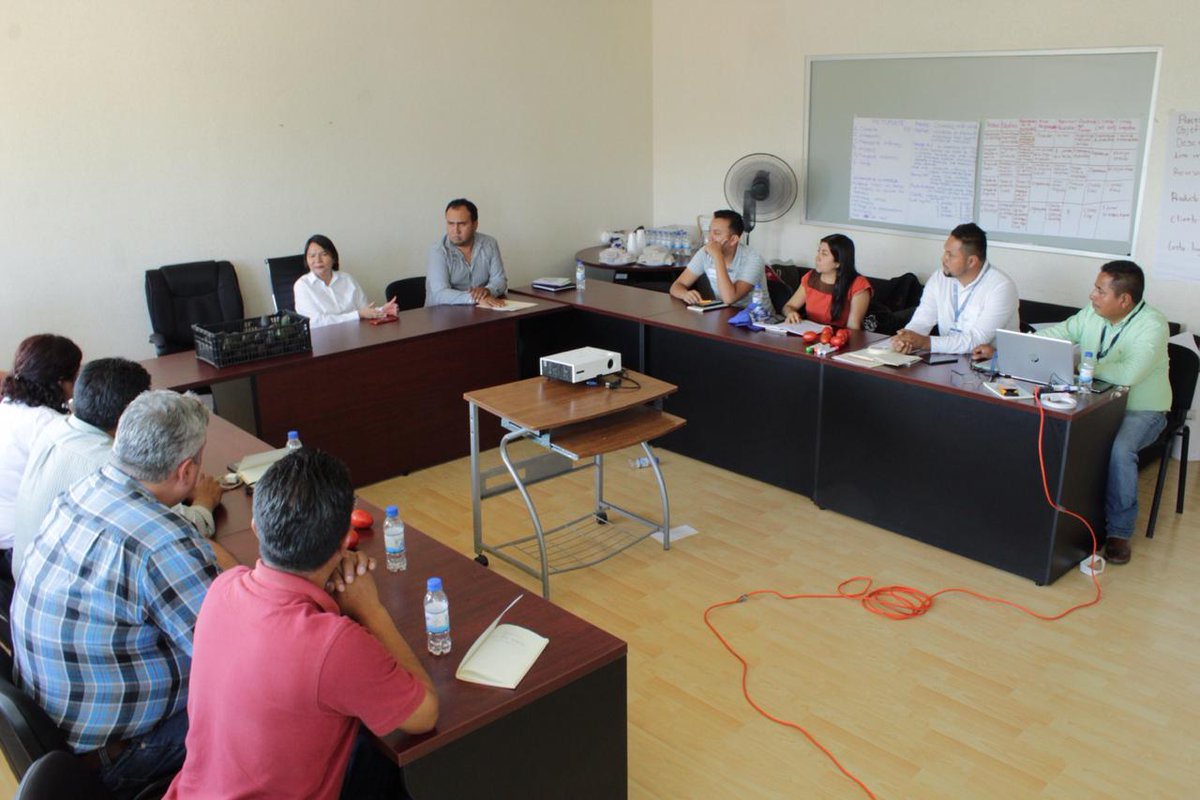 SEFADER_GobOax's tweet photo. Culmina curso con base al proyecto de acompañamiento técnico FAO-SEDAPA: “Comercialización para Pequeños Productores de Oaxaca", impartido por el Lic. Eloy Martínez, Ing. Genaro García y MVZ. Miguel Molina de la @FAOMexico a productores de maguey, tomate, miltomate y aguacate. https://t.co/7ArVy95L8l