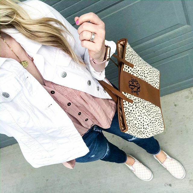 kelsslayt's tweet photo. Head to toe UNDER $50! 💗 Every single item is less than fifty bucks! 🙌🏼 Y’all know I’m obsessed with this white jean jacket + it’s perfect for Spring 🌸 &amp; I cant get enough of these pink check Vans! ••• Get the details with #liketkit @liketoknow.it … https://t.co/Yb7L7Qj8l0