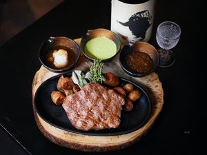 Experience Heaven on Earth with the A5 Miyazaki Wagyu Beef! ​Cooked to perfection accompanied by three delicious sauces!😉 ​
#Wagyu #YukiOtoko #theyeti #LES #SakaMai