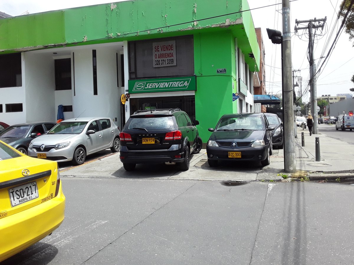 MARIAELENATRIA2's tweet image. Este descaro de @ServientregaCS lleva varios años en la Cl 98 Cra 47A y se volvió fijo de lunes a sábado, porque el domingo está "reservado" para  asistentes a cultos de @SuPresenciaIgle que por lo menos el espacio público no les merece ningún respeto. Seguimos en las mismas