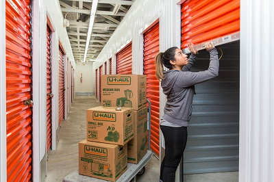 uhaul's tweet photo. U-Haul is offering 30 days of free self-storage to #collegestudents who need to move due to #coronavirus. Limited availability. Act quickly.

Click to read our press release:  https://t.co/TKDnhb7hdM https://t.co/tundY0iFNe