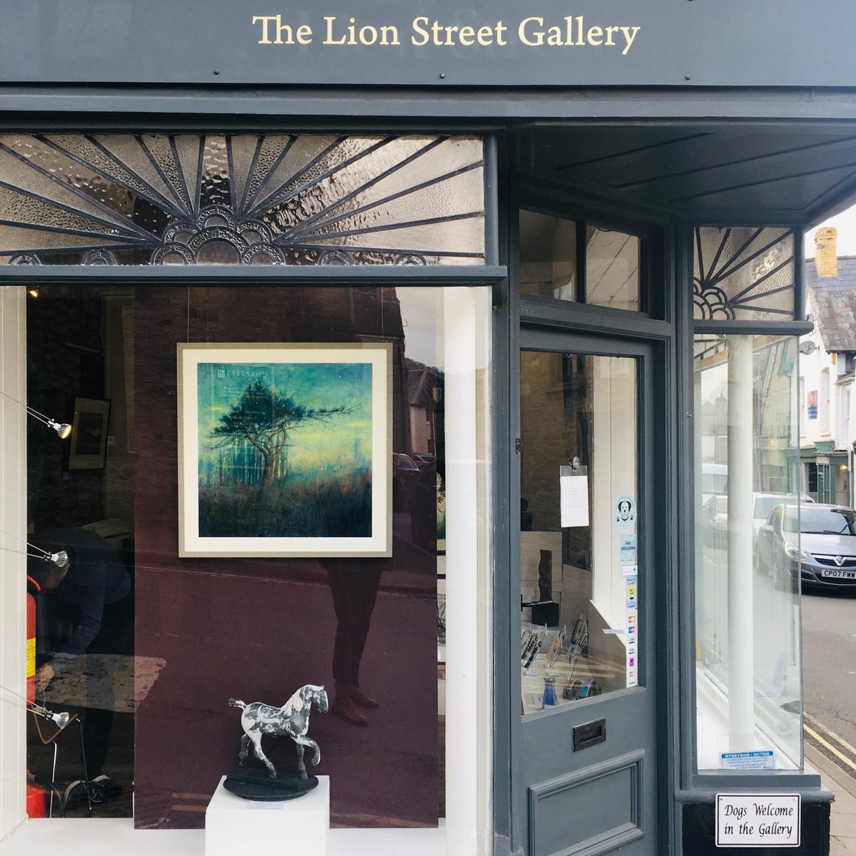 WallisKing's tweet photo. So pleased to have works on the walls (and in the street window!) at the #LionStreetGallery 🖼 in #HayOnWye
#WelshGallery #Wales #LandscapeArt #ContemporaryArt #ArtMakesAHouseAHome #ArtForInteriors #FramedArtwork #PastelPaintings #pastel #charcoal #gesso #acrylic #MixedMedia https://t.co/nJiBTMKCPt