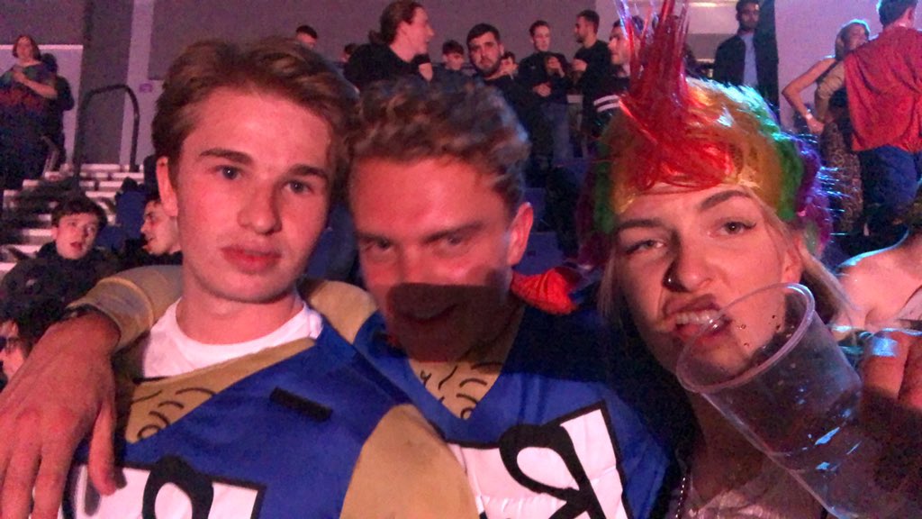 Justemock's tweet photo. Having the best time with my pals #darts #invades https://t.co/yKaudyWcJ4