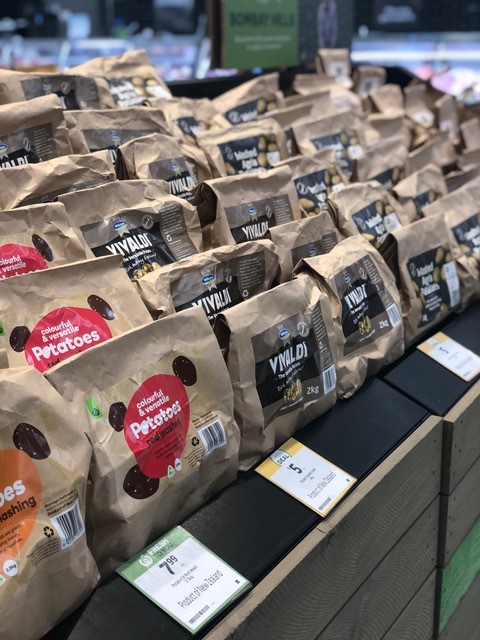 PotatoesNZ's tweet photo. Plastic-free-frontiers for produce? Read @nikibezzant #blog and watch her #vlog on our website #potatochat 👩🌾🚜🌱🥔💚 #environment #plasticfree #SustainableConsumer Wilcox really got, on board! https://t.co/PIeBkPnZFa https://t.co/vl63lI9KLm
