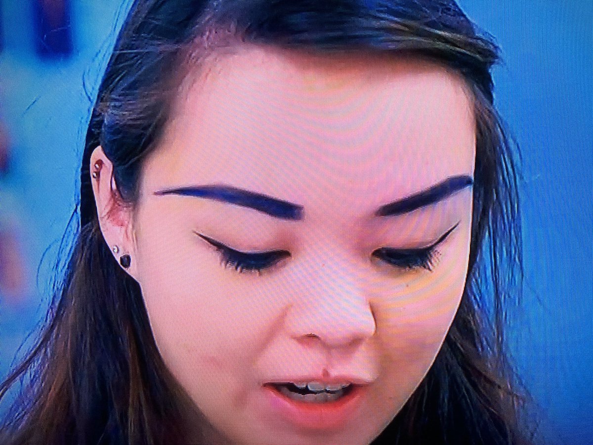 viewaskew3804's tweet photo. What the absolute F*CK is going on with that girls eyebrows on #Hunted 🤨 They’re a near unbroken line across the entire width of her head!! #SortItOutLove #Eyebrows @Channel4 @Hunted_HQ https://t.co/Gk05LX95YO