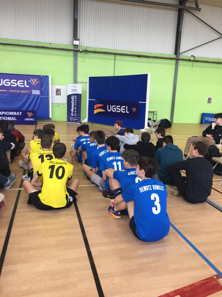 DemotzGS's tweet photo. Championnat national de volley à Rennes 
Très bonne ambiance pour cette dernière journée. Merci aux organisateurs!
Bravo à Félix qui ramène une récompense pour l’arbitrage 👏 https://t.co/89qT9R4fHi