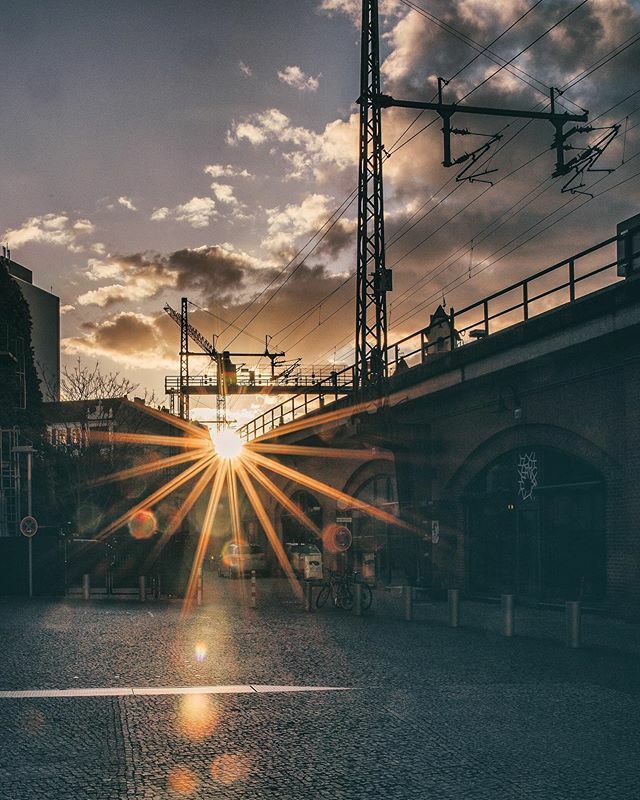 Berlin Sunset Mission..... #canondeutschland #berlin#sunsetlover #streetphotography ift.tt/2W7wjBP