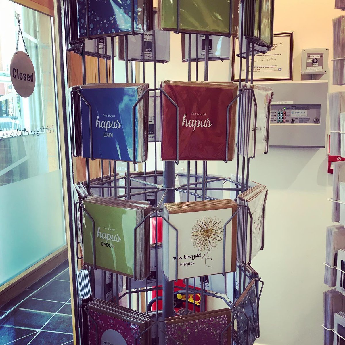 Stand newydd Sialc wedi cyrraedd @llanelligallery heddi. Cardiau i bob achlyusur #sulymamau #penblwydd #priodas #oedran #teulu