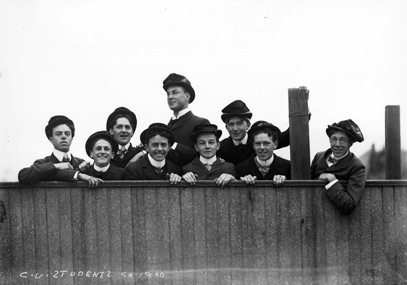UCBerkeleyLib's tweet photo. Not a cellphone in sight. Just people living in the moment. Just vibing.

https://t.co/UuEwGySw88 #CalBigGive #TBT #UCBerkeleyLibrary

📸: Berkeley students circa 1900, @bancroftlibrary https://t.co/oswdimI4Zt