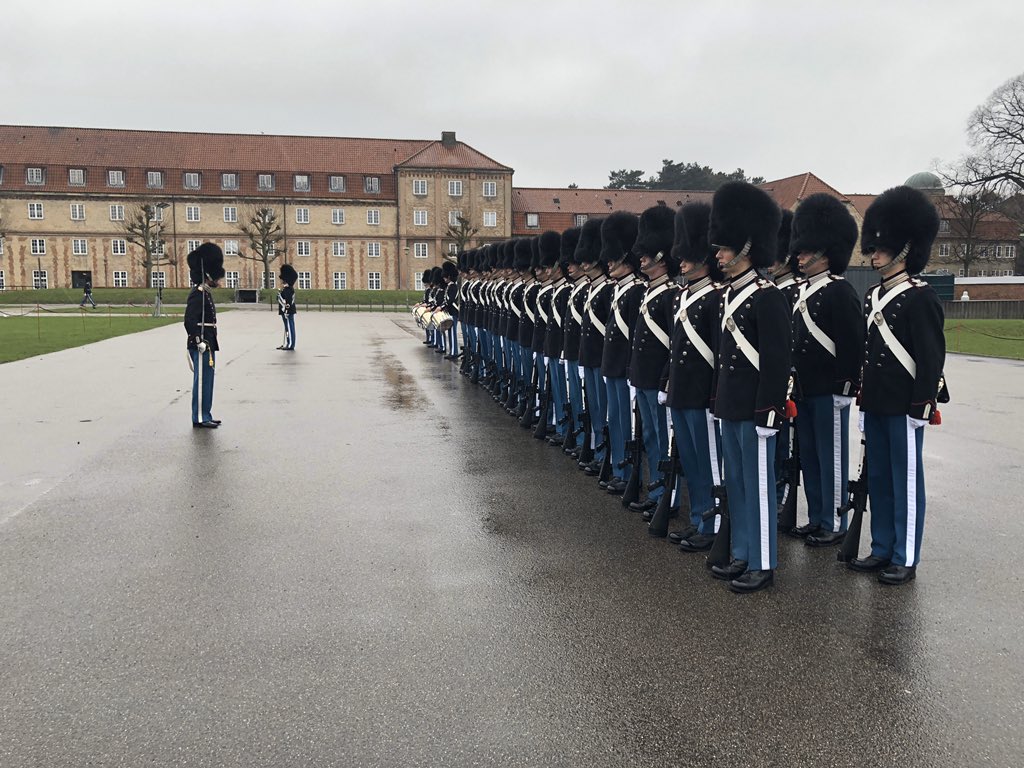 Værnepligtige ved Den Kongelige Livgarde holdes på kasernerne gr. COVID-19😷
Læs mere på vores facebookside. Link i bio.
#COVID19dk #ProRegeEtGrege #EnGangGarderAltidGarder #værdatkæmpefor <a href="/Trinebramsen/">Trine Bramsen</a> <a href="/rhqpwrr/">Regt Sec, RHQ PWRR</a> <a href="/forsvaretdk/">Forsvaret</a>