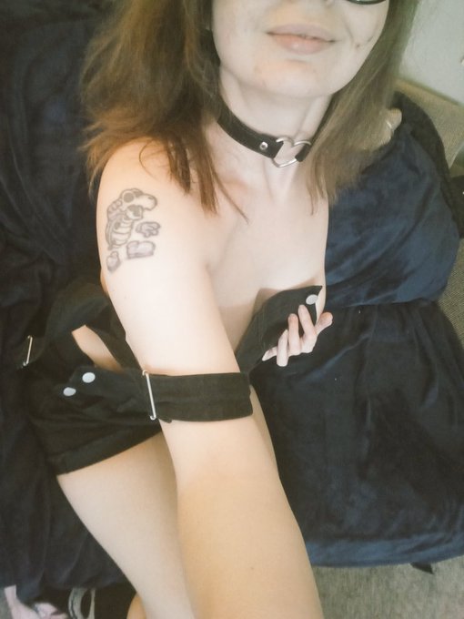 I love my new overalls Daddy!!  🖤W🖤 They make me feel so smol thank youuu!! @HareAries https://t.co/