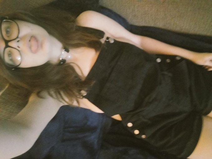 I love my new overalls Daddy!!  🖤W🖤 They make me feel so smol thank youuu!! @HareAries https://t.co/