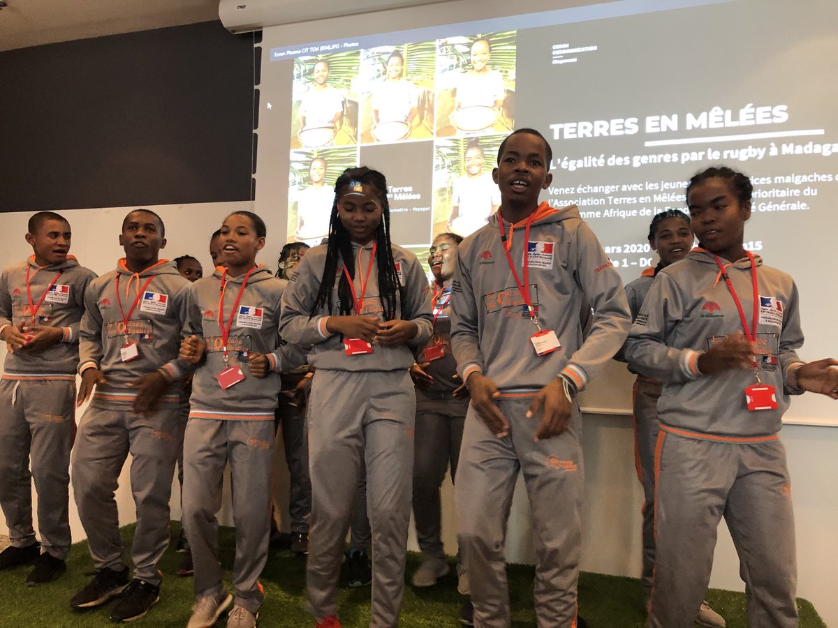 Grâce à ⁦<a href="/terresenmelees/">Terres en Mêlées</a>⁩ et ⁦<a href="/Fondation_SG/">Fondation Société Générale</a>⁩ nous avons vécu un moment magique avec les 15 ambassadeurs malgaches pour l’égalité des genres par le rugby 🏉 Quelle émotion ! Une leçon de vie et d’espoir 💪👍👏 ⁦<a href="/PierreGony/">Pierre Gony</a>⁩ ⁦<a href="/LaurelinF/">Läurelin Fourcade</a>⁩ ⁦<a href="/AureRobin/">Aurelie Robin</a>⁩