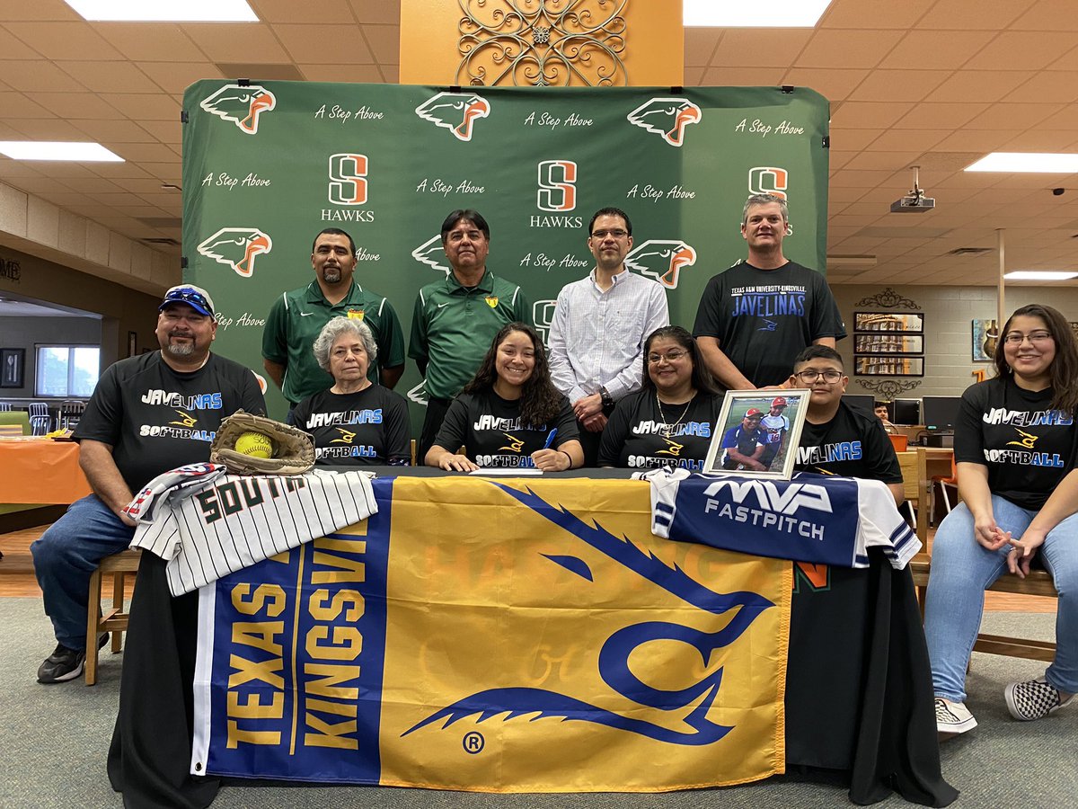kytannna's tweet photo. Signed my life away today✒️🥎 #Javelinanation https://t.co/5bmVKTT0H9