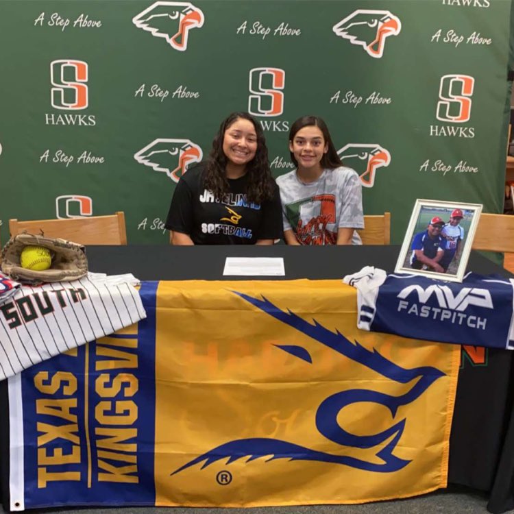 kytannna's tweet photo. Signed my life away today✒️🥎 #Javelinanation https://t.co/5bmVKTT0H9