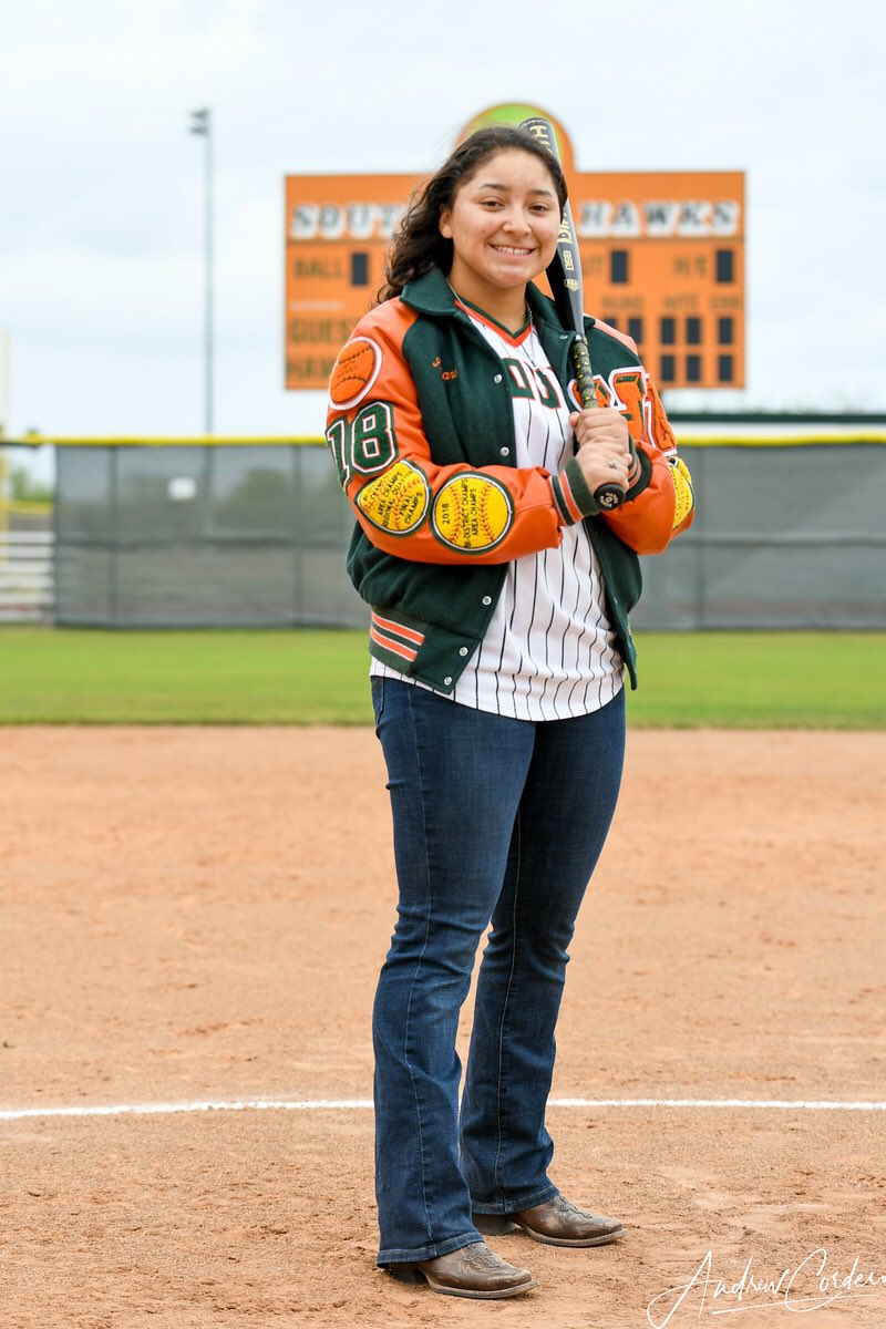 kytannna's tweet photo. Signed my life away today✒️🥎 #Javelinanation https://t.co/5bmVKTT0H9