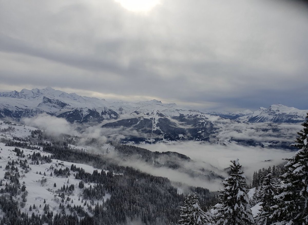 #throwback to cloudy skies and misty mountain views in #lesgets. Can’t believe it’s been over a year since our trip there #snowboarding #snowboarder #snowboardinggirl #snow #ski #skiing #tbt