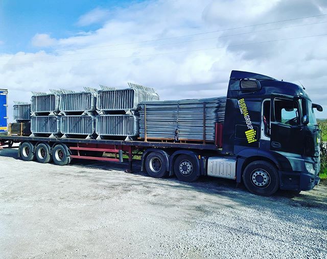 Rolling back in from @lightopiafestival with @proudeventsuk in #Chiswick this week bringing home lots &amp; lots of #fencing #barriers #furniture #lightingtowers &amp; other cool stuff! #eventhire #fencinghire #london #eventprofs #barrierhire #onsite #events #logistics #mercedestruc…