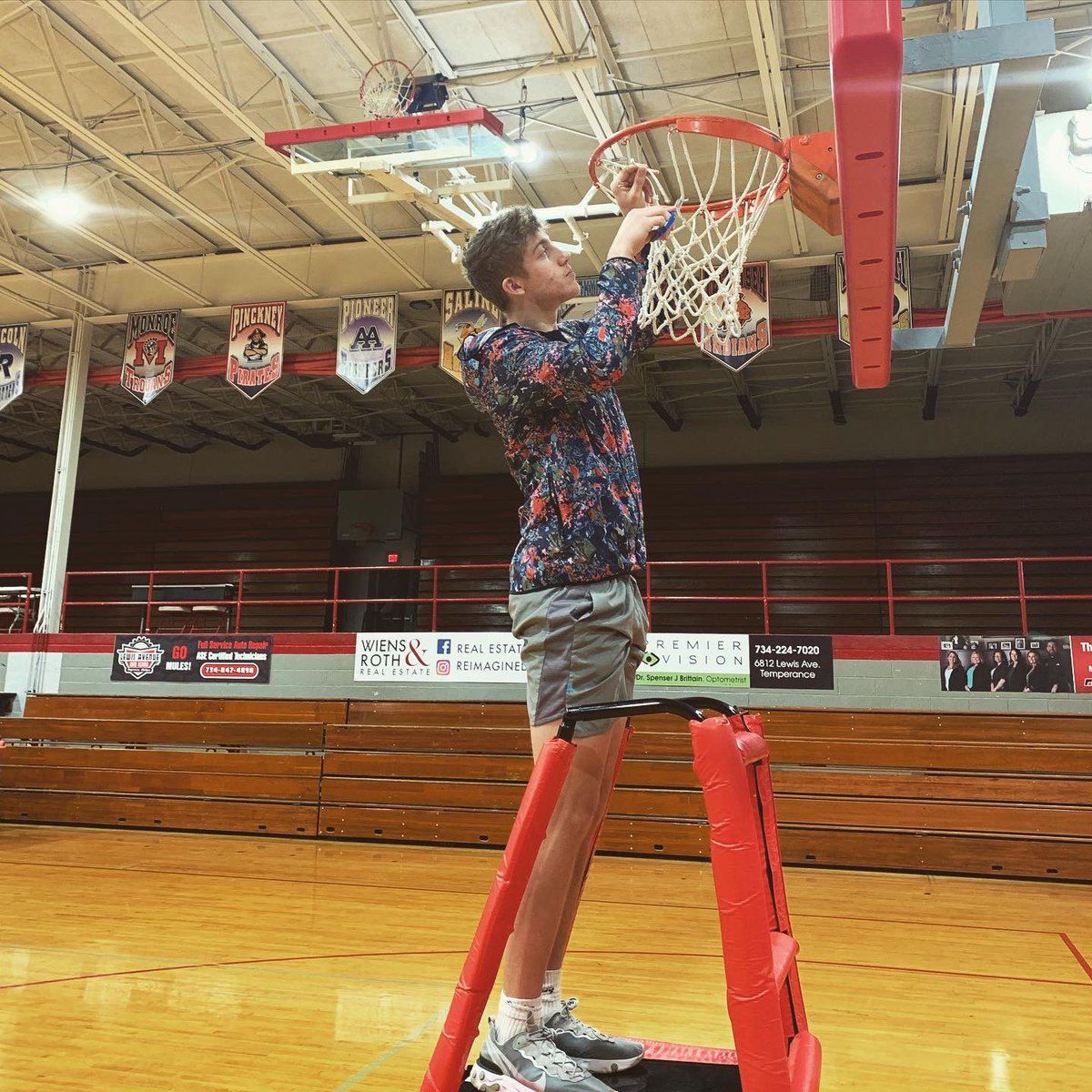 LandonLinks18's tweet photo. Never thought my season would end this way. Im thankful for the opportunities Bedford basketball has given me. With that being said, I’m thankful to announce I will be continuing my basketball &amp; academic career at Siena Heights University💫 Thank you @CoachHamm_ &amp; @CoachJPechota https://t.co/8qLAEBwEUq