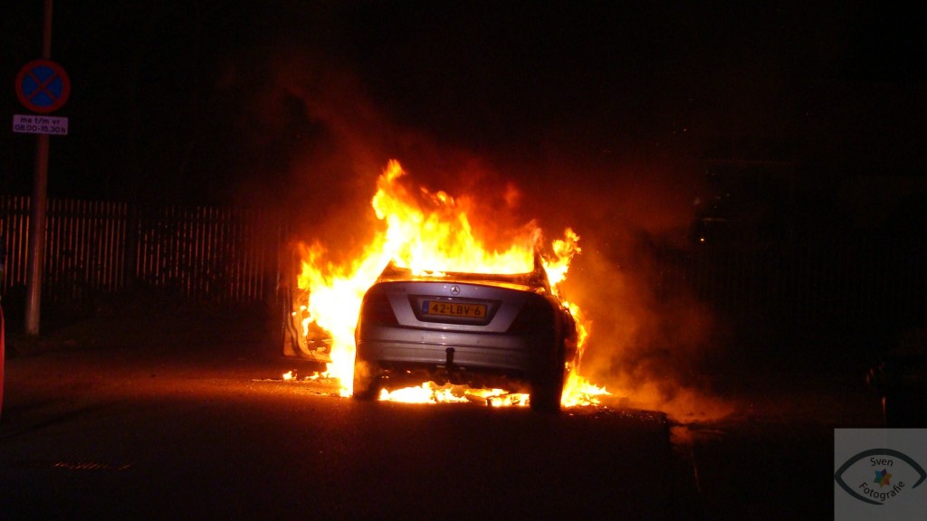 Brandweer blust brandend voertuig in Tiel (+video) Lees verder op de site..