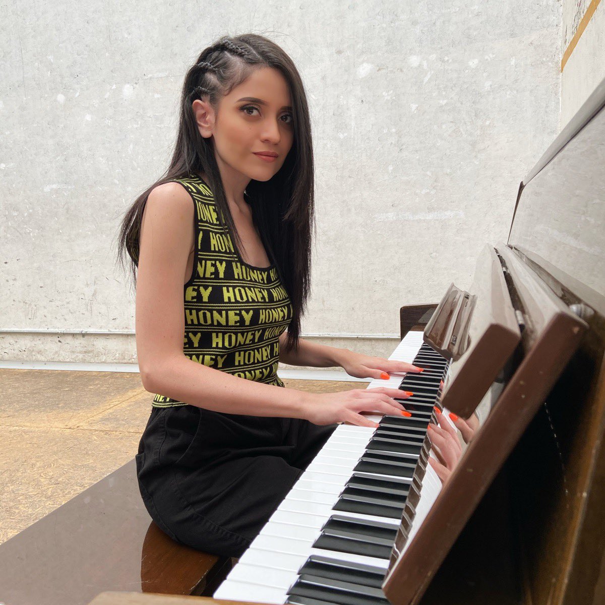 WendyMouret's tweet photo. Ya no quiero jugar yo también... 🎥🎹 #Soon #MakeIndieGreatAgain https://t.co/4RjySZ7b8G