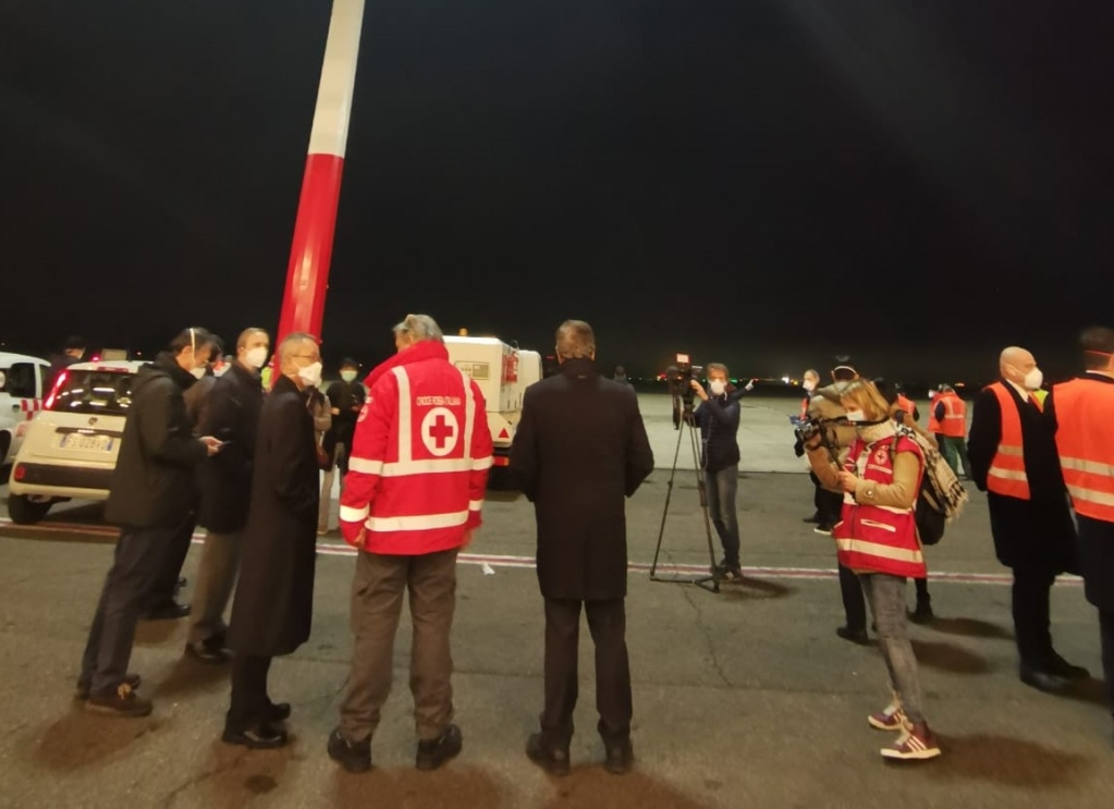 L'Ambasciatore Li Junhua e i rappresentanti italiani sono in attesa, all'aeroporto di Fiumicino, di accogliere l'A350 con a bordo il team di specialisti cinesi e oltre 30 tonnellate di forniture mediche per aiutare l'Italia nella lotta al #COVID19