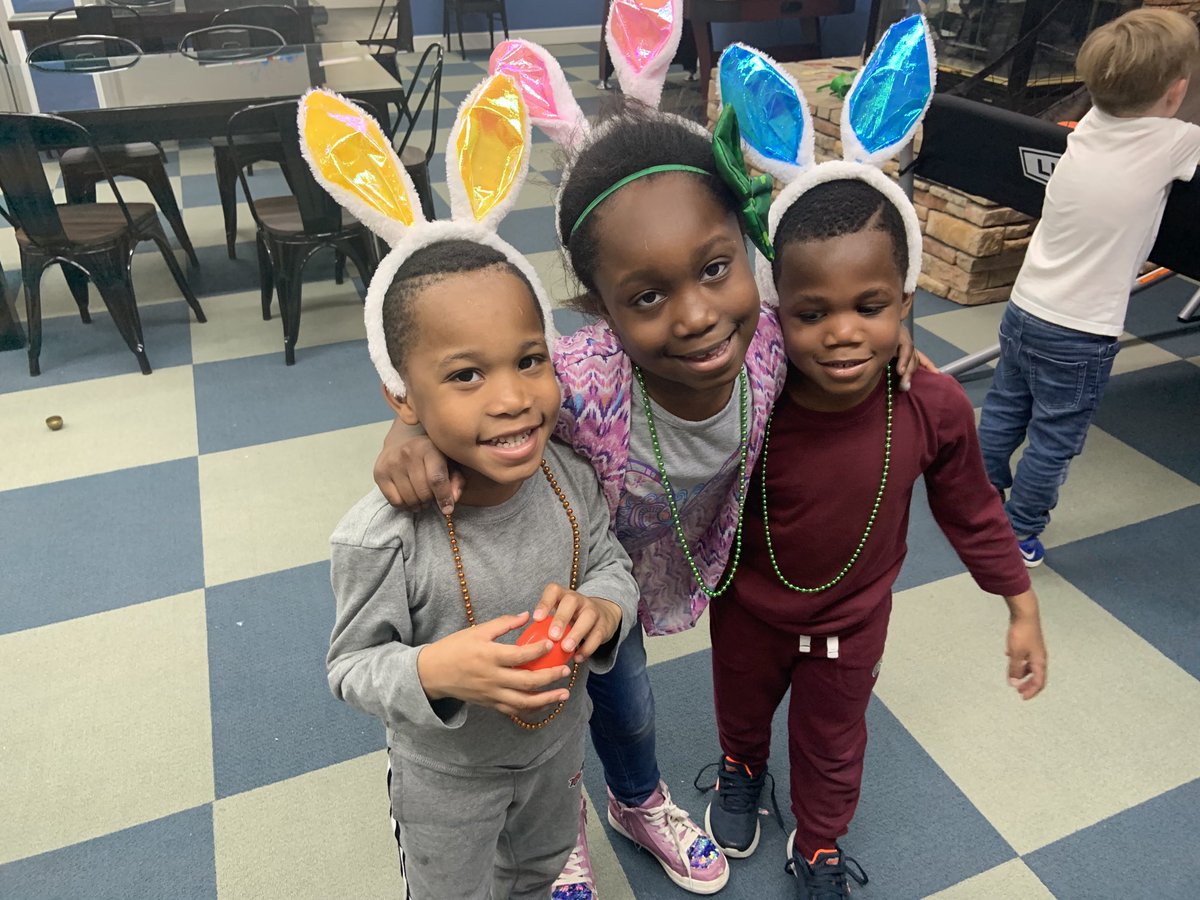 BransonFunTeam's tweet photo. This trio enjoying some spring shenanigans and smiles. #SpringatSFC https://t.co/oUSjP9uysu