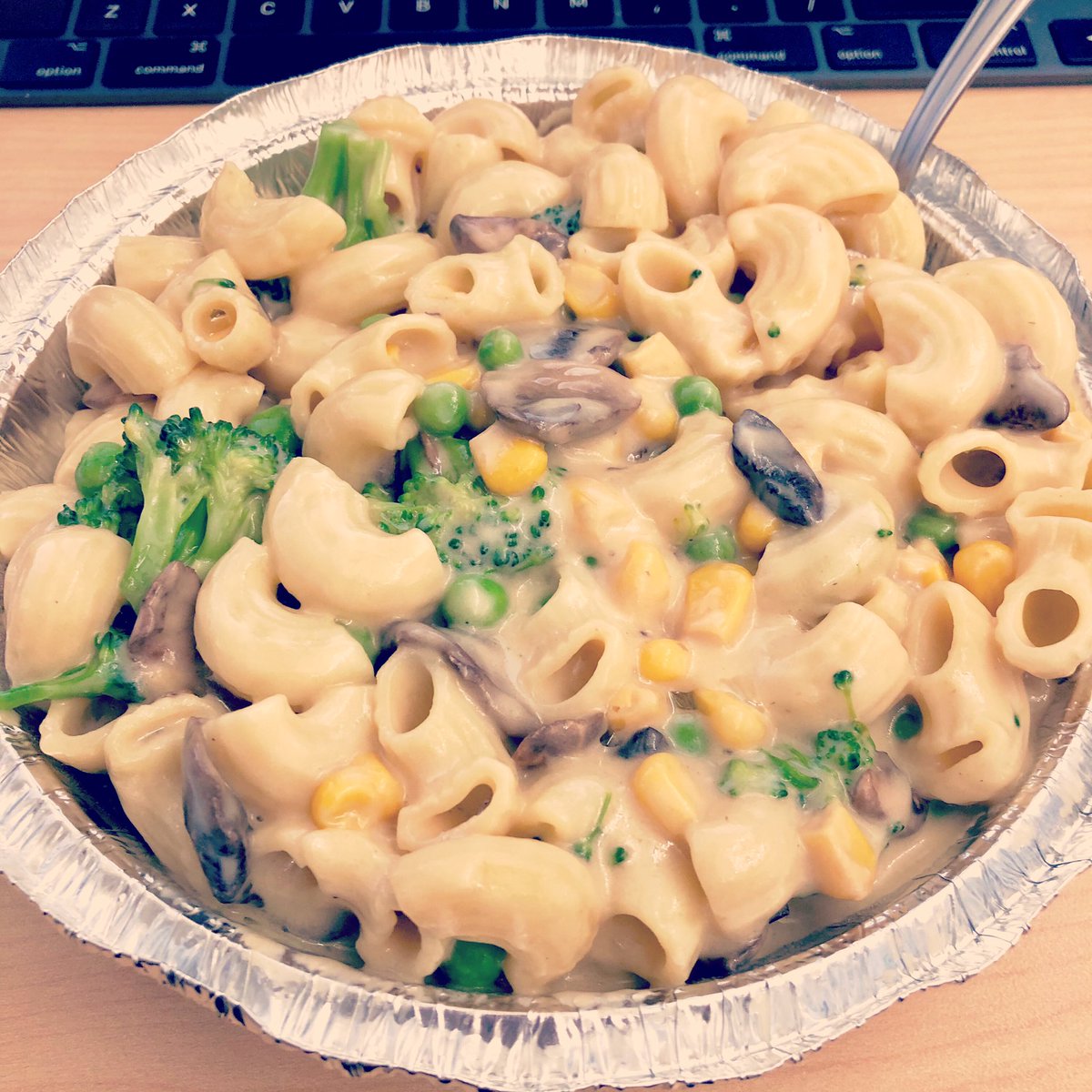 MusicFunAndFood's tweet photo. I like to treat myself to #veganmacandcheese when I have to stay late at the office! I order “The Vegan” with added corn, peas, roasted broccoli and truffle oil at @getmacd via @doordash and it’s enough for two meals for myself. #FOOD #Musicfunandfood #GoVegan #veganlife https://t.co/r9UQlIl9Vc