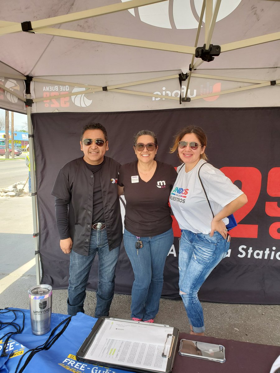 LimonZabrina's tweet photo. Beautiful sunny day in SAT with Univision radio partner KROM FM 92.9 #LaBuena #chon #metrobytmobile #LoveWhereYouWork #purplelife #wearemetro #funtimes #mexicanregional #sunshine #greatpromo #3012WestAvenue https://t.co/eDW3lGqjHL