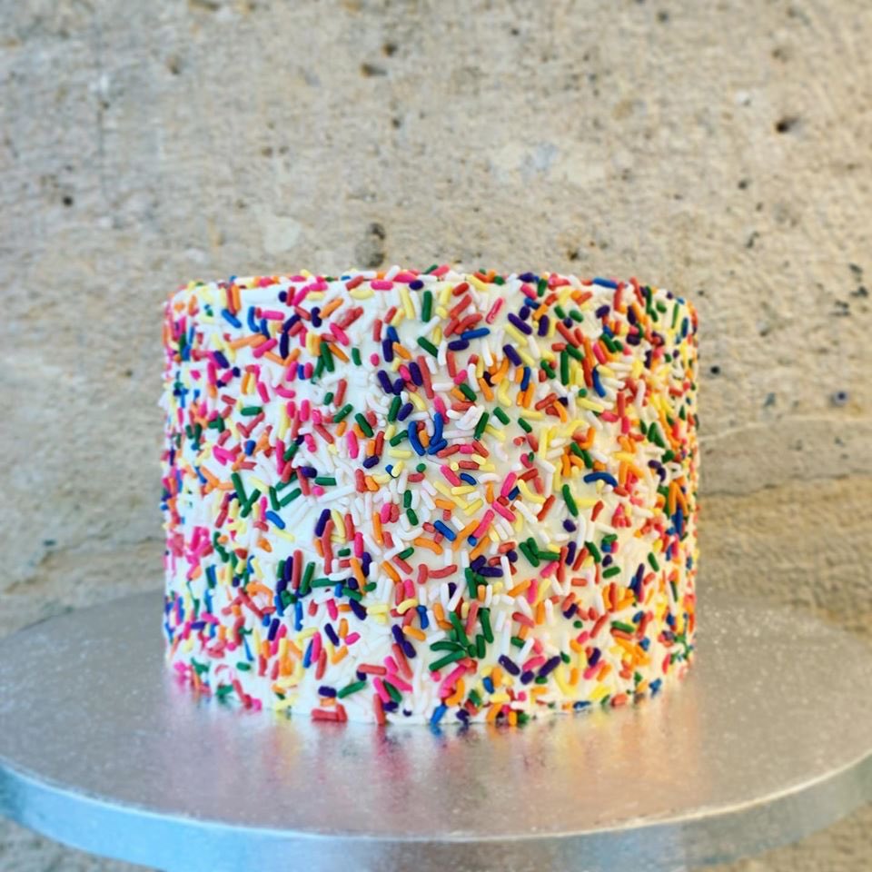 leblogdessoeure's tweet photo. Meilleurs gâteaux d’anniversaire colorés et personnalisés 
https://t.co/tHR4M78PpD
#gateaux #anniversaire #cakes #birthday #genoise https://t.co/01RapLvlfi