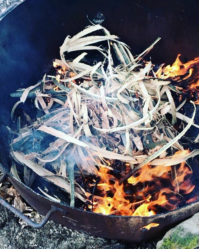 It’s kinda like feather sticks... with logs.

#survival #bushcraft #camping #survive #justinvititoe #fitness #hiking #adventure #nature  #wildernesssurvival #freedom #training #outside #survivalkit  #sniper #aloneshow  #practicalsurvival ift.tt/2W7eGlz