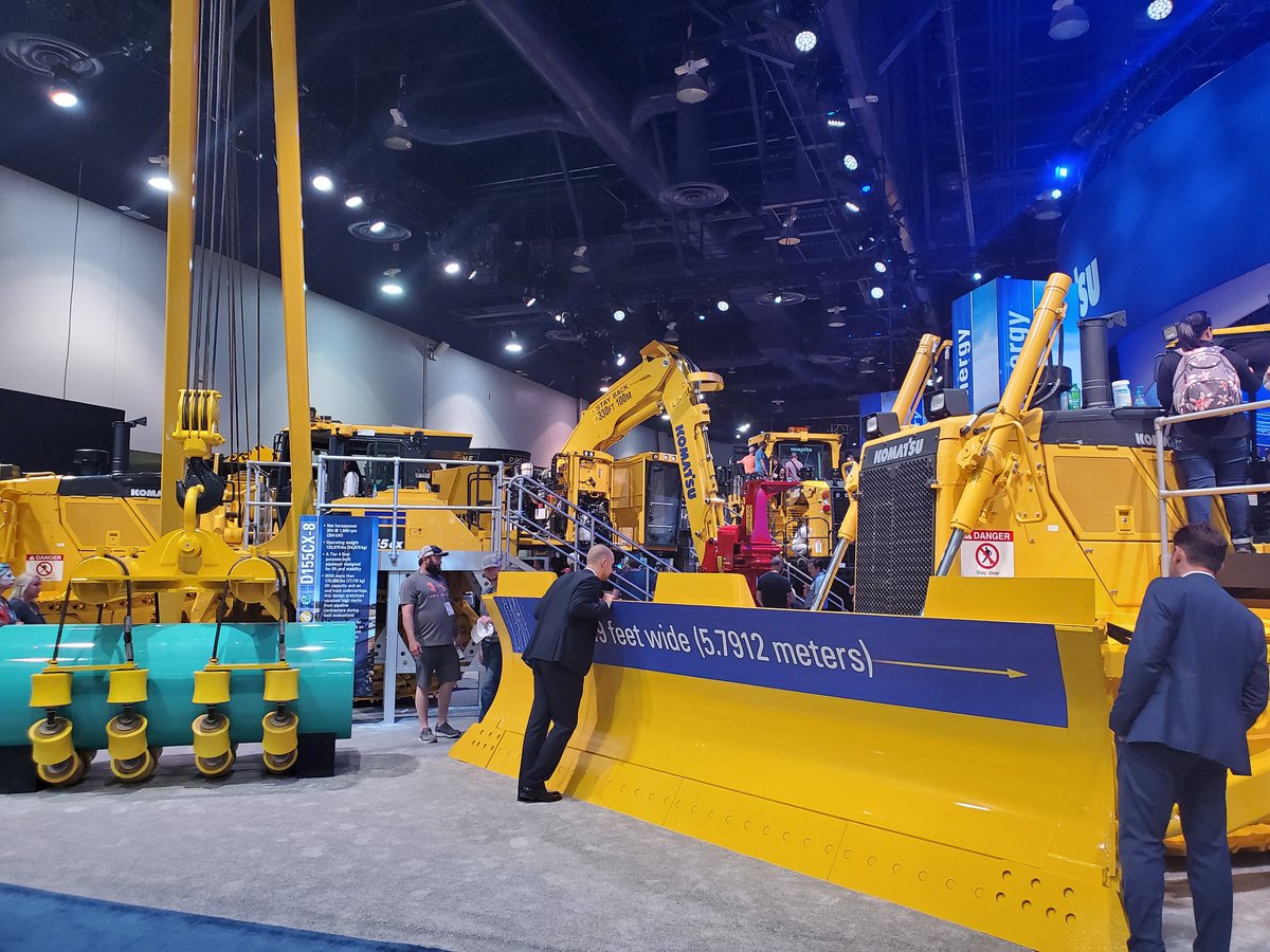 komatsuconstrna's tweet photo. For the energy market, we now have the D155PX-8 in a low ground configuration. It offers a 4-way 9.6 yd3 blade. Come by N-10825 to find out more from one of our experts! #CONEXPOCONAGG #ConExpo2020 https://t.co/i03nitdPgT