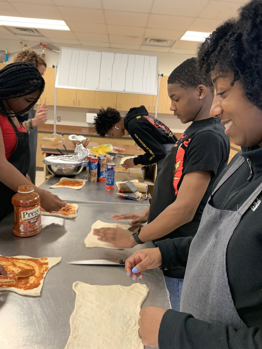 More pics from Cooking Night w/ VHS @HenricoHEROES mentoring group. Thank you @VHSCulinaryArts for teaching us how make calzones!
#THISisVarina #mentoringworks