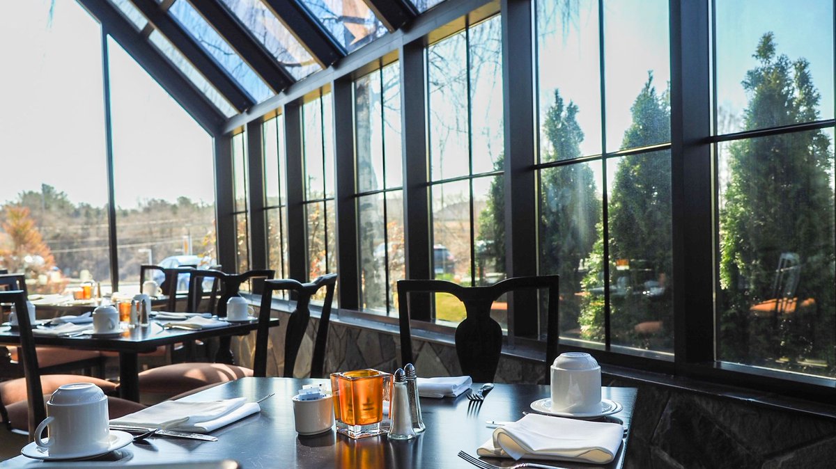 EAHotelDanbury's tweet photo. Windows frame the view providing our guests with the best art of all as they enjoy a delicious meal at our 21 Lake Restaurant.  

https://t.co/DZAtg0mT9w
#dining #restaurant #21lake #danburyct https://t.co/WlRyGVj1bz
