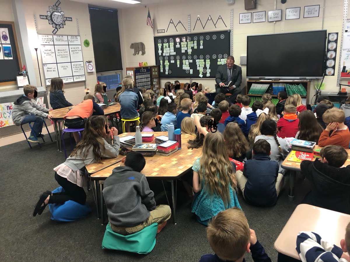 Thank you to <a href="/GlennJacobsTN/">Glenn Jacobs</a>  for reading to all of the Second Grade at <a href="/BlueGrass_K5/">Blue Grass Elementary</a> today! All kids in the school were comparing our sizes after our little about a book announcement! 😄 #readcityusa #readingrocks #holes #BGE