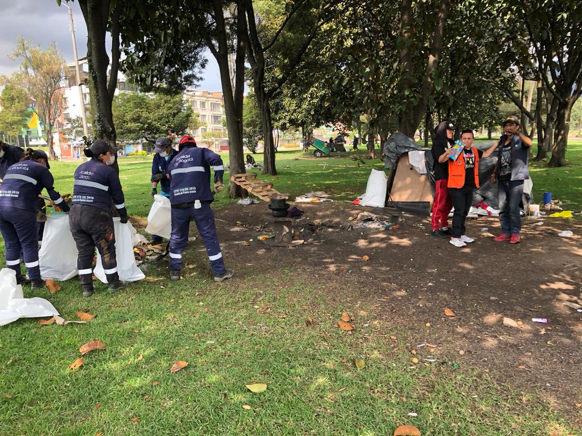 PuenteAranda_'s tweet photo. 🕓#AEstaHora la Alcaldía Local de Puente Aranda con el acompañamiento de @integracionbta y la @PoliciaBogota, llevan a cabo un operativo de levantamiento de cambuches sobre la Av. las Americas con Cra. 32.

Seguimos construyendo una mejor localidad para nuestros puentearandinos. https://t.co/obwtlSSw0K