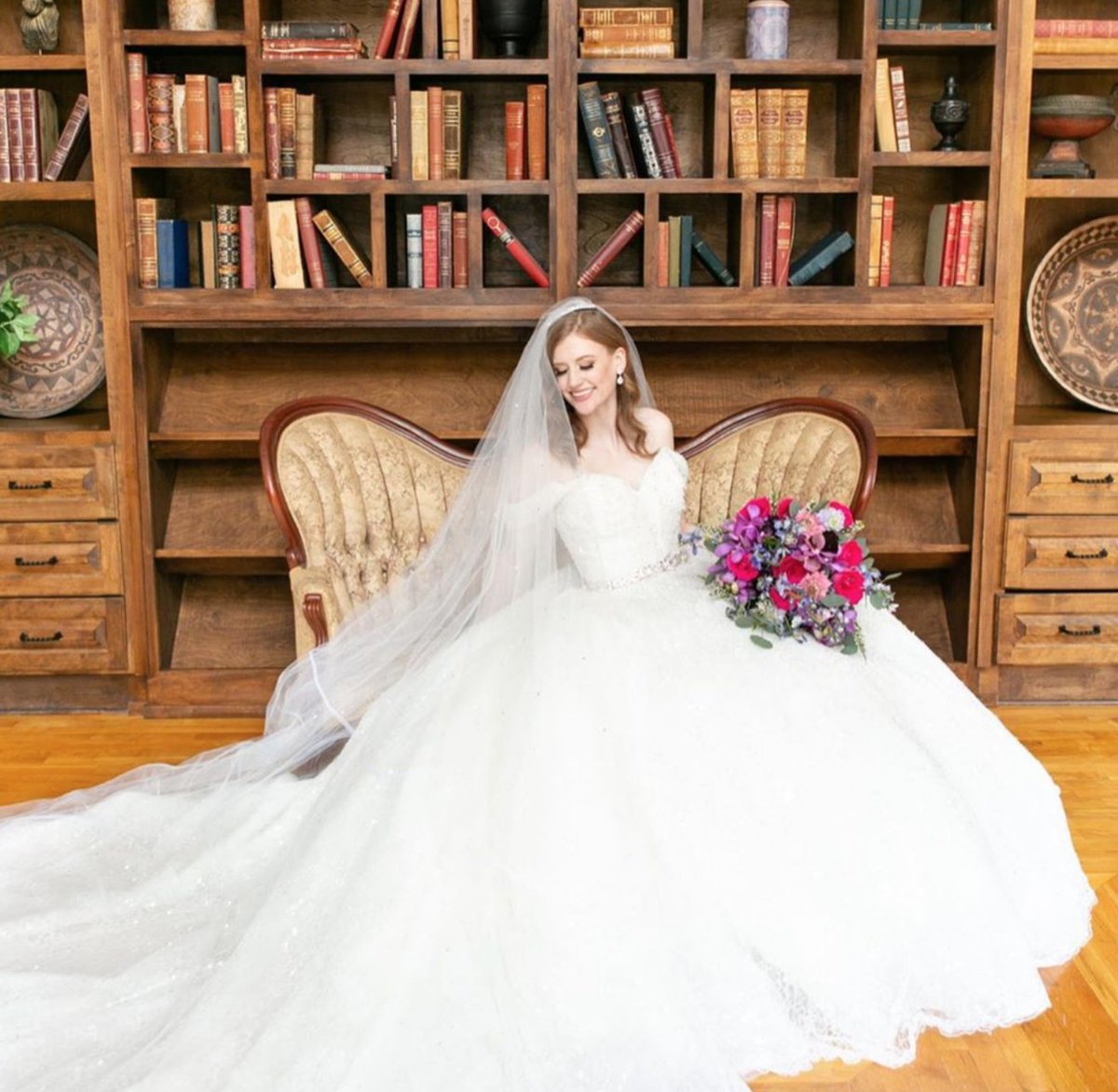 Your event should be worthy of a place in this library. 😍📖 Let us help you plan the perfect storybook wedding!
.
📷: @paty_araujo_photography
💐: @freesiadesignsevents