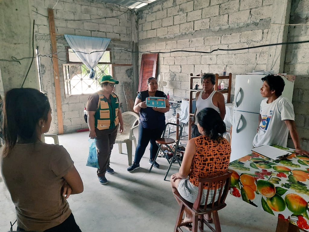 DPS_LosRios's tweet photo. #SantaElena|En Atahualpa, personal de @Salud_CZ5 participa en minga comunitaria #MiBarrioSinMosquito con la finalidad de prevenir enfermedades  como dengue, chikungunya y zika. Se realiza fumigación intradomiciliaria, recolección de llantas y destrucción de criaderos de mosquitos https://t.co/FkiuX3wxbC