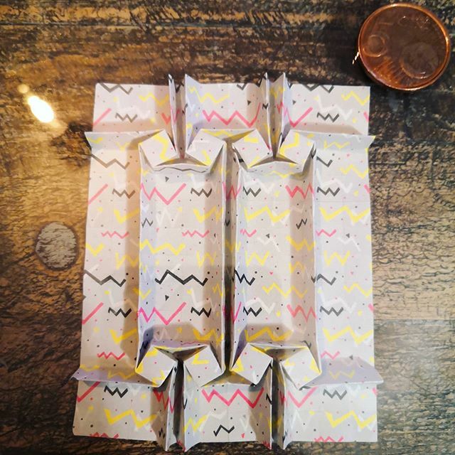 OrigamiInvasion's tweet image. Encore et toujours une Cubes Tessellation

Design : Ilan Garibi (@garibiilan)

#origami #origamiart #papercraft #paper #paperart #craft #paperfolding #paperfoldingart #tessellation #origamitessellation #squaregrid #ilangaribi #ilangaribiorigami #cubestessellation #cubetessel…