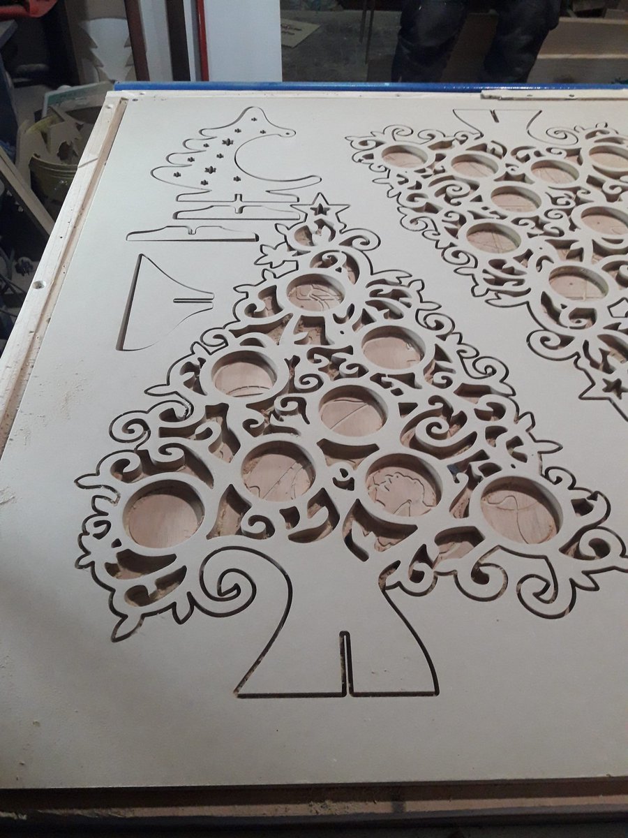 Huelgaeterna's tweet photo. Me quedé sin laburo en 2019 y a los 58 años la carga es más pesada
Estoy haciendo cortes de madera y fibrofacil con router #cnc
Si saben de alguien que requiera se agradecera https://t.co/KKxUhVJpOT