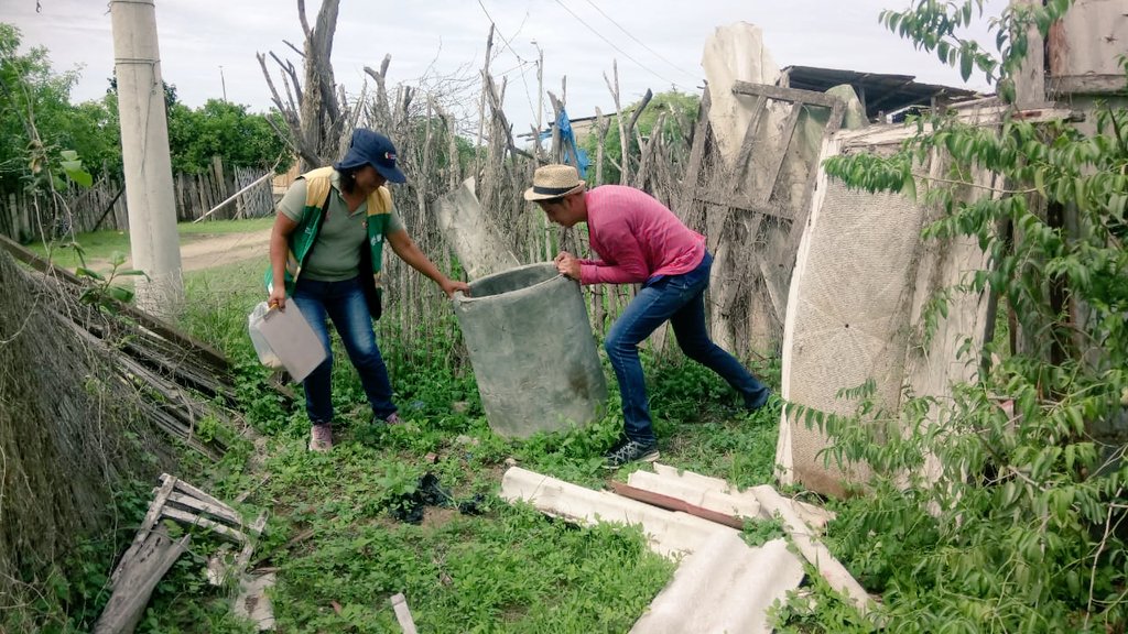 DPS_LosRios's tweet photo. #SantaElena|En Atahualpa, personal de @Salud_CZ5 participa en minga comunitaria #MiBarrioSinMosquito con la finalidad de prevenir enfermedades  como dengue, chikungunya y zika. Se realiza fumigación intradomiciliaria, recolección de llantas y destrucción de criaderos de mosquitos https://t.co/FkiuX3wxbC