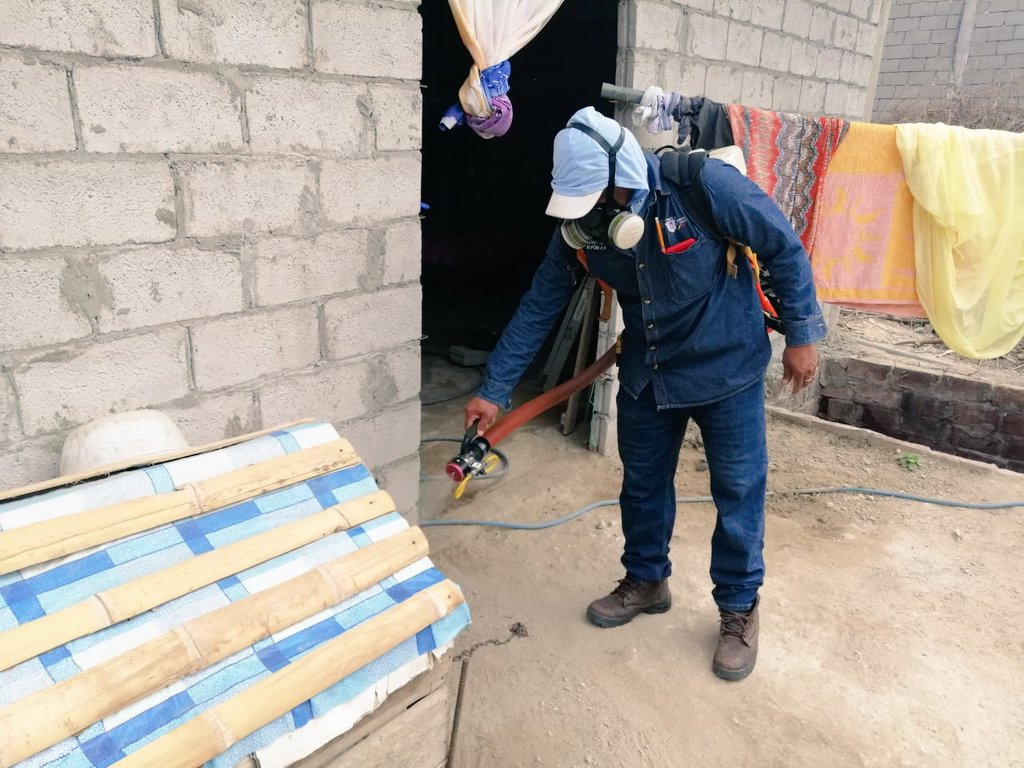 DPS_LosRios's tweet photo. #SantaElena|En Atahualpa, personal de @Salud_CZ5 participa en minga comunitaria #MiBarrioSinMosquito con la finalidad de prevenir enfermedades  como dengue, chikungunya y zika. Se realiza fumigación intradomiciliaria, recolección de llantas y destrucción de criaderos de mosquitos https://t.co/FkiuX3wxbC