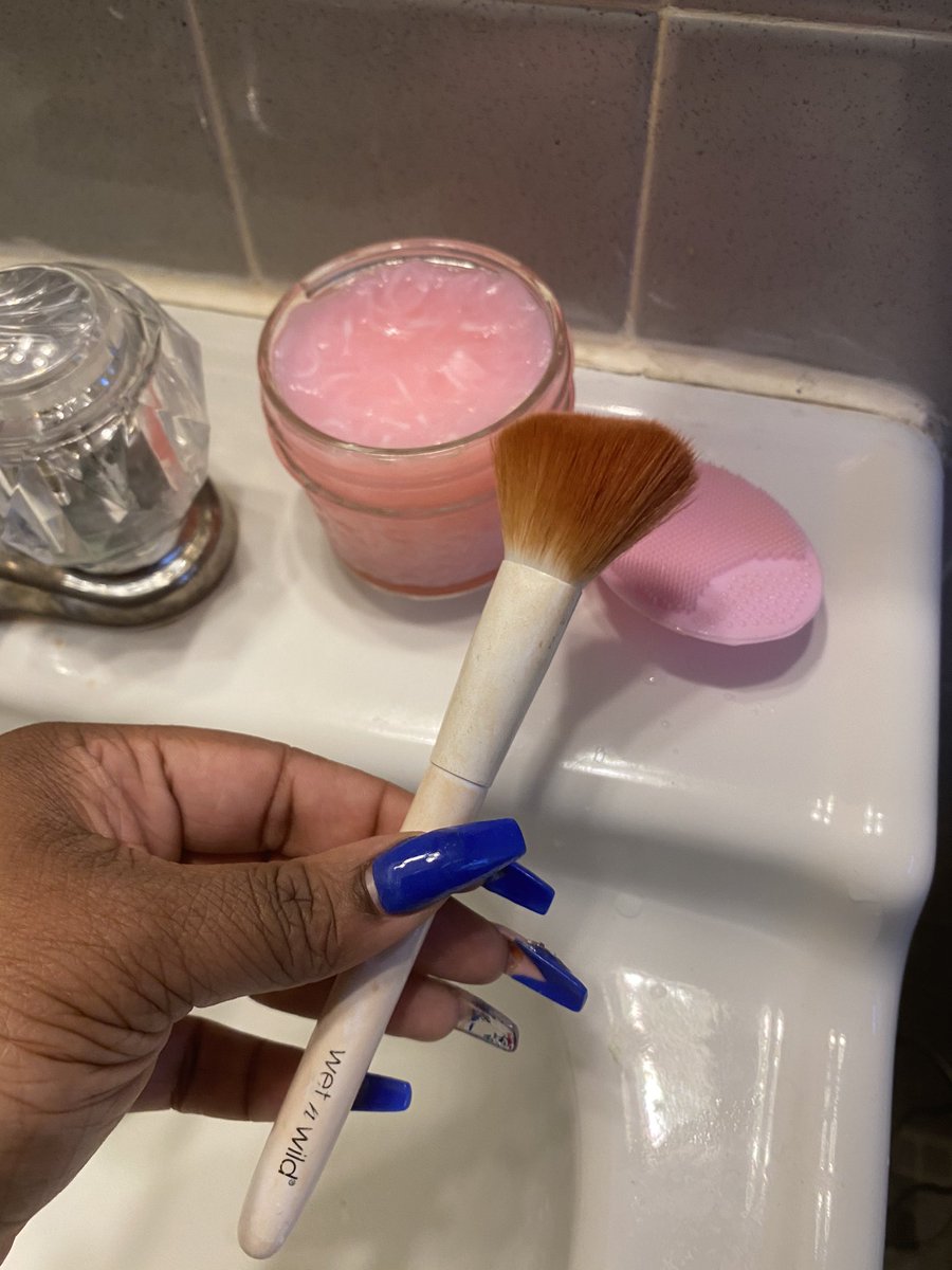 _AllEyezOnZee's tweet photo. I ain’t gonna tell you how I got the brush this clean. Just by the new “Clean Cutie” makeup brush cleaner and find out for yourself😌💅🏾 #H4CF https://t.co/nJItuXlur5